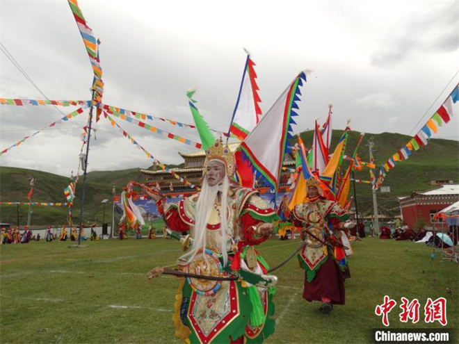 青海省班玛县：藏戏团展演《赛马称王》传承世界最长史诗7.jpg