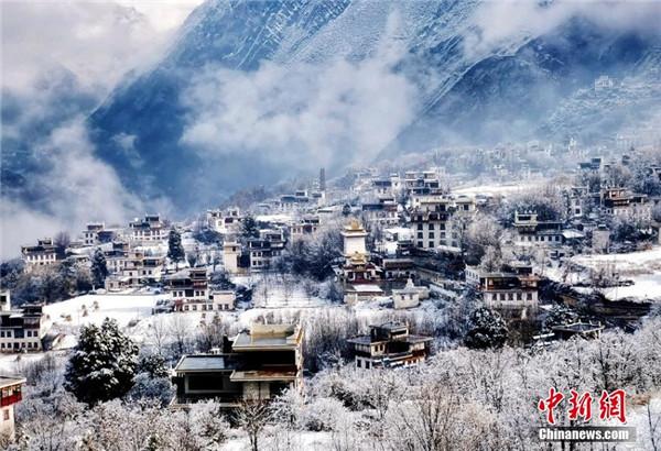 丹巴：雪后的藏寨和古碉银装素裹美如童话1.jpg