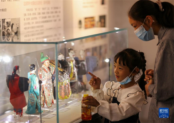 “福建黑、白瓷器和木偶艺术展”在西藏拉萨揭幕.jpg
