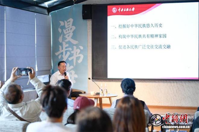 西藏：布宫脚下品书香 聆听六百年高原历史故事.jpg