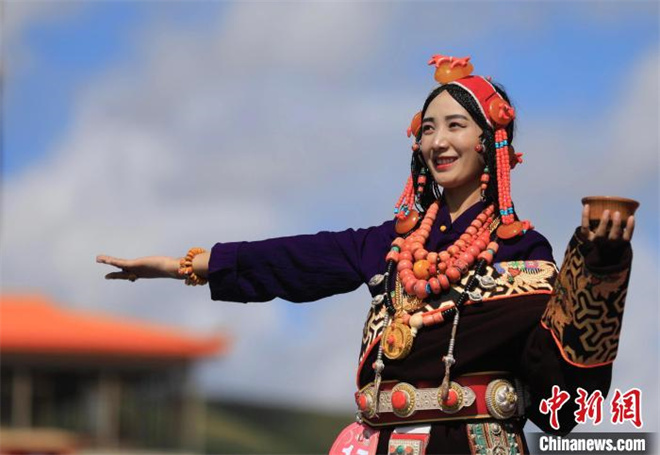 四川壤塘23名藏族青年角逐最美“摩萨·婆萨” 为家乡代言1.jpg