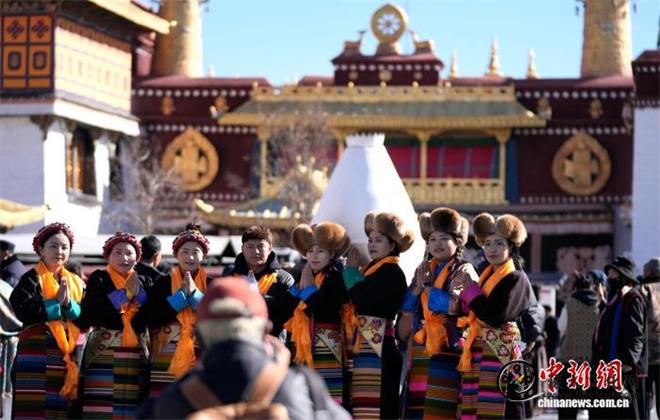 西藏拉萨妇女盛装迎接“仙女节”6.jpg