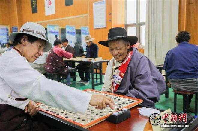 青海省果洛州：百余名棋手参与传统藏棋比赛6.jpg