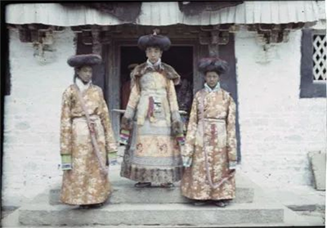 西藏地方甘丹颇章时期新年庆典世俗礼服研究1.jpg