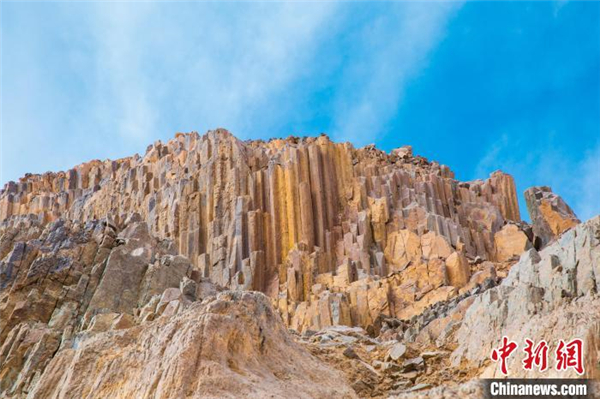 青海发现距今2.2亿年火山岩柱状节理群3.jpg