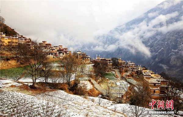 丹巴：雪后的藏寨和古碉银装素裹美如童话3.jpg