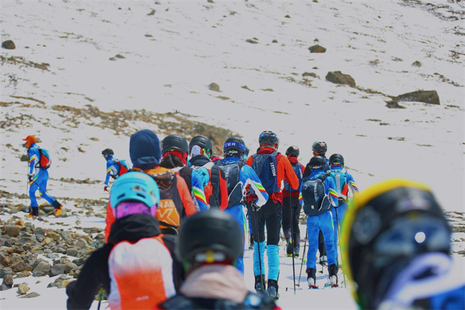 世界冠军次旦玉珍、玉珍拉姆及40余名滑雪运动员在西藏参加滑雪登山交流3.jpg