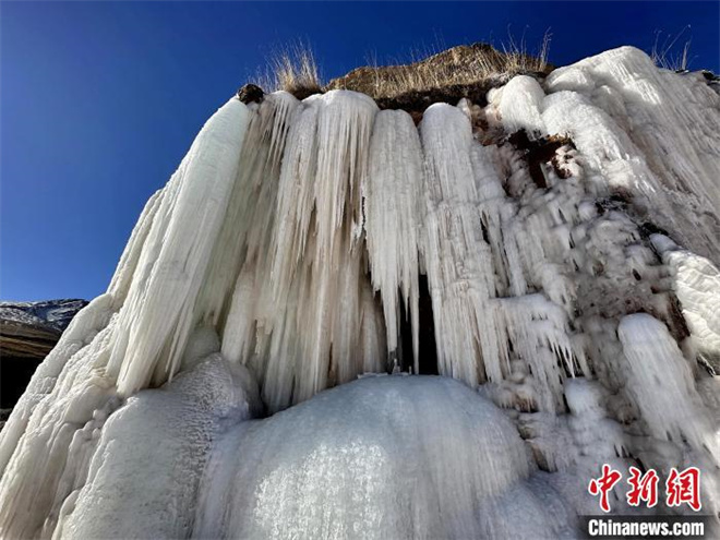 高海拔低气温 青海杂多澜沧江边现“原生态”冰瀑景观4.jpg