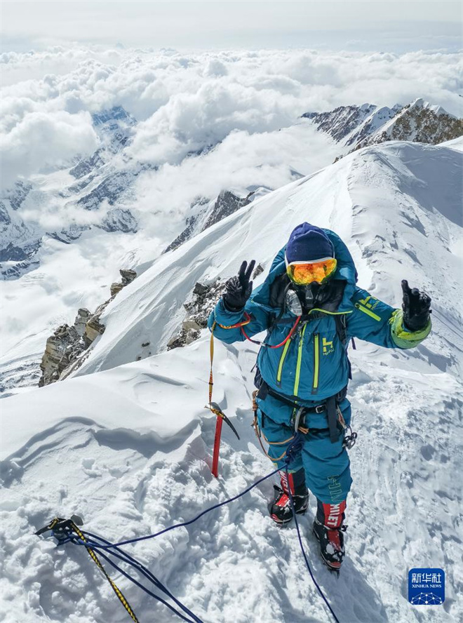 “地球之巅”的女性力量——专访全球首位登顶全部14座8000米级高峰的女性登山者董红娟1.jpg