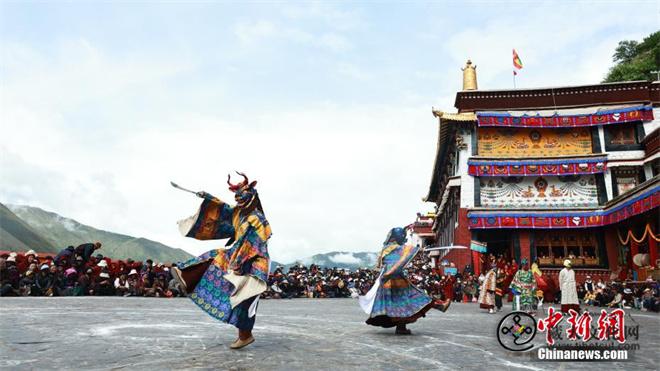 西藏直孔替寺举行非遗“直孔嘎尔羌姆”活动.jpg