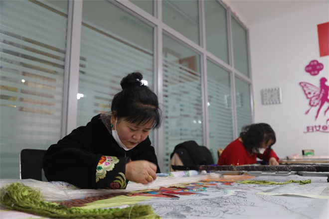 青海农牧区妇女传承创新藏绣编织致富梦4.jpg
