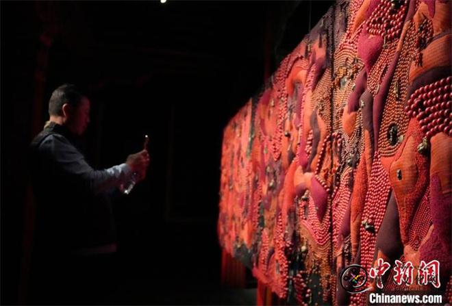 嘎德首次西藏个展在拉萨开幕 勾勒40年探索之路2.jpg
