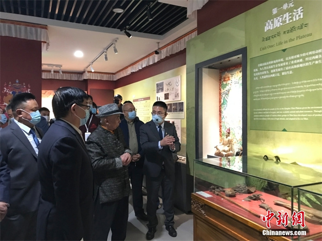 西藏传统文化艺术展在北京开幕 三百余件（套）展品展示藏地文化3.jpg