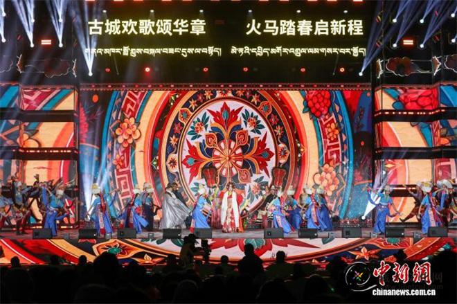 青海贵德：2026藏历火马新年文艺晚会上演6.jpg