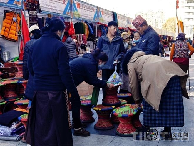 拉萨—尼泊尔非遗手工品交易会举行3.jpg