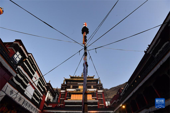 西藏扎什倫布寺舉行立經桿儀式2.jpg