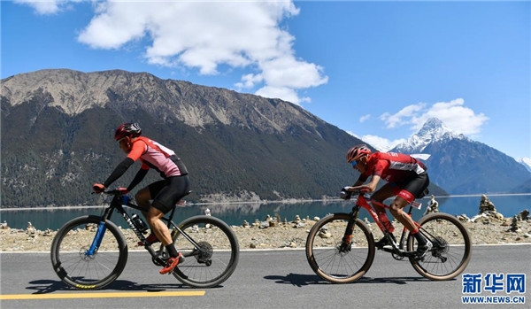 中国海拔最高环湖自行车赛在西藏巴松措开赛2.jpg