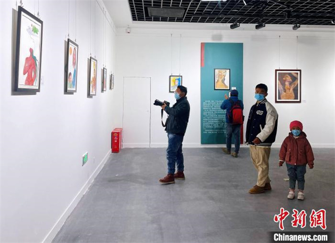 藏族女画家雍忠卓玛个展亮相拉萨 以心为印执着绘梦2.jpg