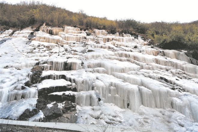 汶川大寺组高半山冰瀑成游客“打卡点”1.jpg