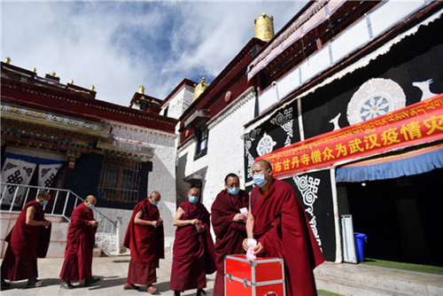 科学应对 共克时艰 西藏寺庙僧人为疫区祈福捐款2.jpg