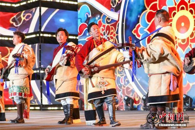 青海贵德：2026藏历火马新年文艺晚会上演3.jpg