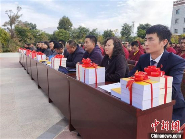 青海首发《藏传佛教寺庙学法用法读本》2.jpg