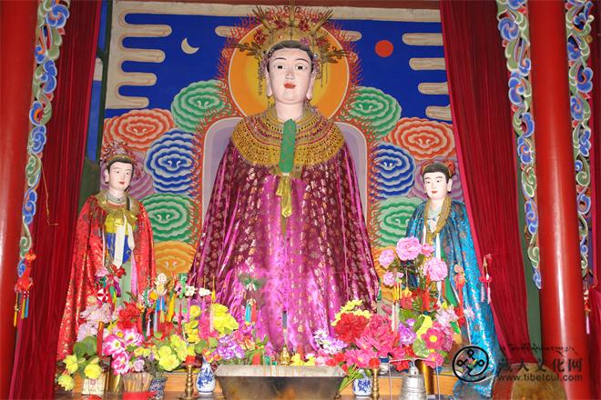 兰州红泥沟金花仙姑殿内的金花仙姑塑像.JPG