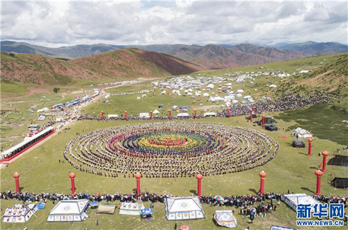 西藏首届弦子舞展演在芒康举行1.jpg