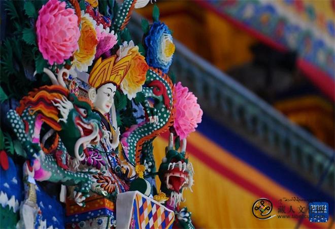 世界藏学府”拉卜楞寺举办酥油花灯展引众观看8.jpg