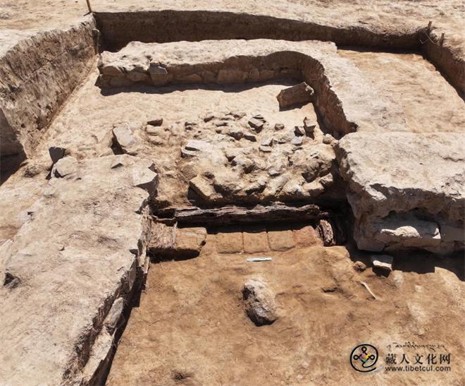 青海都兰热水墓群发现目前陵园规模最大墓葬3.jpg