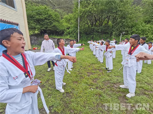 西藏第一届青少年跆拳道素质拓展训练营圆满落幕2.jpg