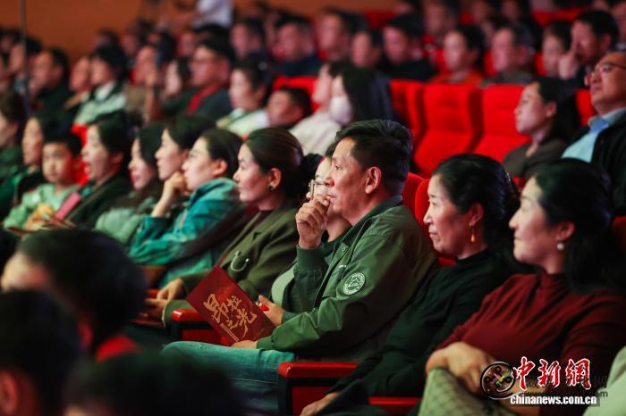 大型情景歌舞剧《昂拉之光》在青海黄南首演2.jpg