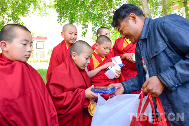 西藏佛学院少年活佛小学班举行庆“六一”国际儿童节活动1.jpg