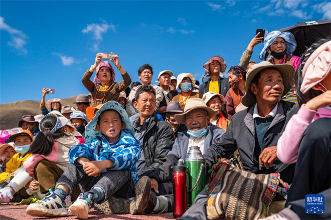 “策马欢歌·珠峰云际”赛马活动在西藏日喀则举行7.jpg