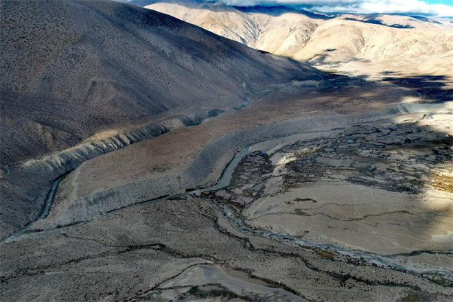 踏访发源于珠峰的河流1.jpg