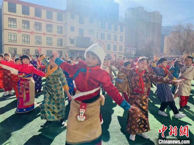 甘肃省甘南州“街舞进藏乡”助藏族学子“玩转”新兴艺术1.jpg