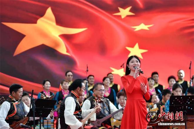 “我们的节日　群星荟萃”群众音乐会拉萨上演7.jpg