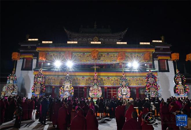世界藏学府”拉卜楞寺举办酥油花灯展引众观看1.jpg