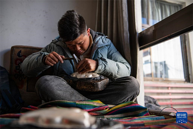 西藏日喀则：金银锻铜技艺在小锤敲打声中传承4.jpg