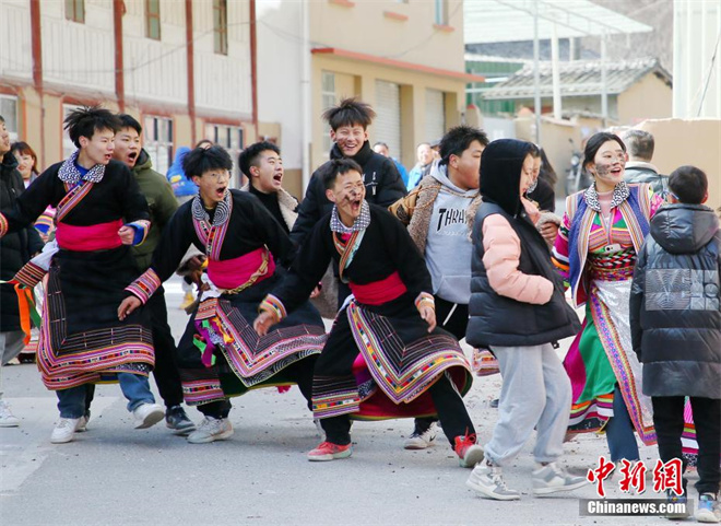 四川平武：“跳曹盖”祈福纳祥 新年藏乡年味浓5.jpg