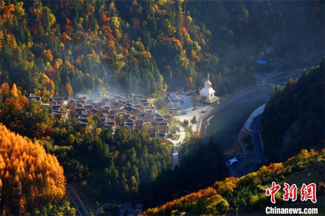 四川省黑水县：村落跃升成景区 村民吃上“旅游饭”1.jpg