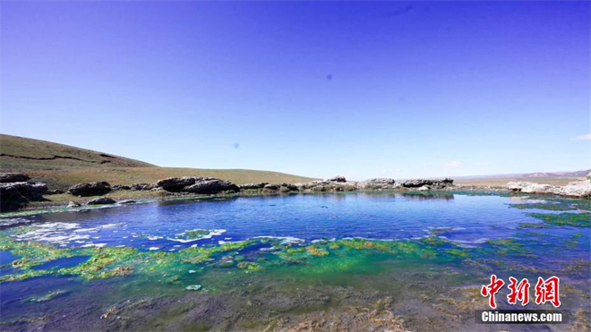 青海湖北岸热水温泉：翻滚秀亮似巨型“石锅”仙气十足9.jpg