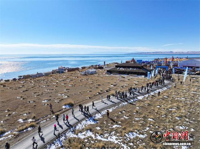 青海刚察：徒步爱好者青海湖畔品冬肉迎重阳5.jpg