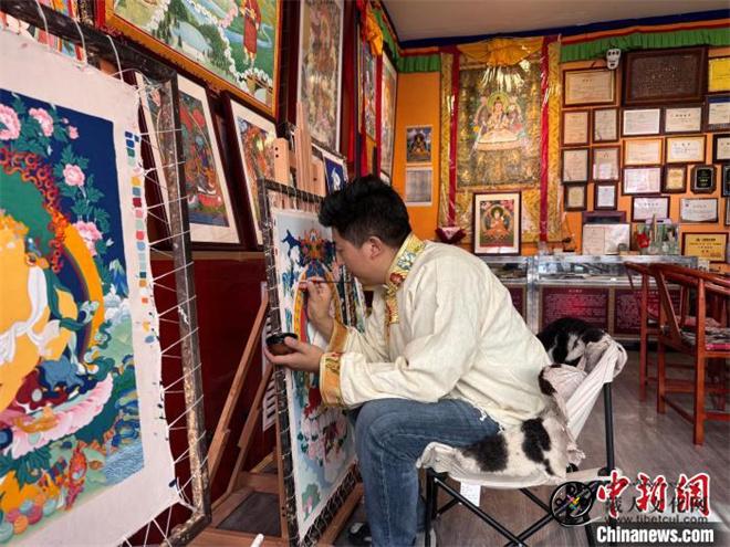甘肃甘南州：千年瑰宝 唐卡“破圈”成新宠1.jpg