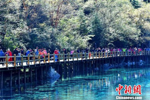 时隔15个月 “童话世界”四川九寨沟再次开园迎客