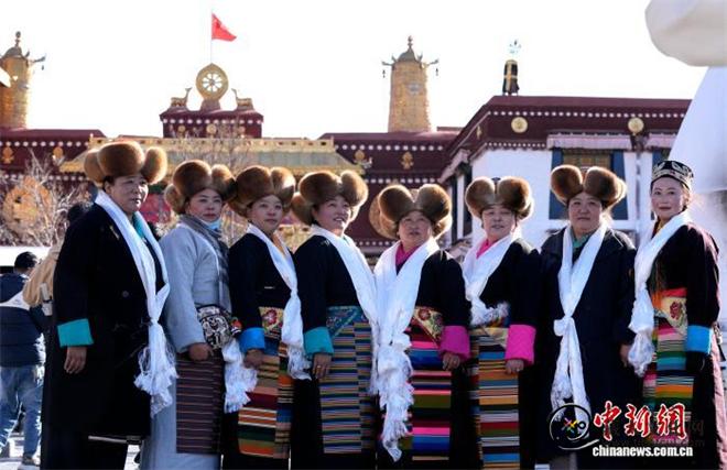 西藏拉萨妇女盛装迎接“仙女节”2.jpg