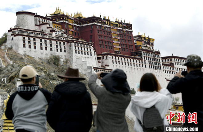 西藏旅游热：游客近距离感受藏文化魅力1.jpg
