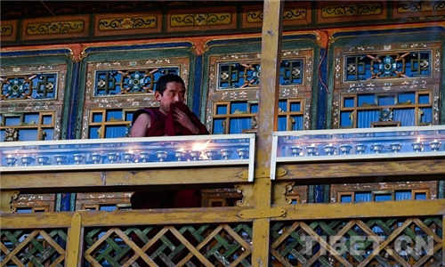 西藏迎来“燃灯日”纪念宗喀巴大师圆寂600周年4.jpg