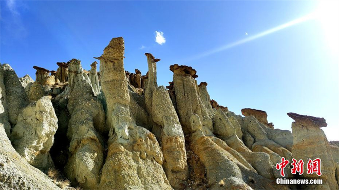 西藏札达霞义沟现“蘑菇土林”奇观4.jpg