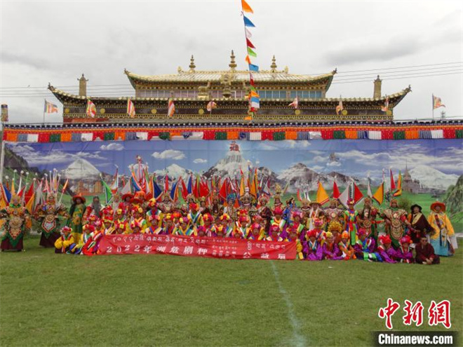 青海省班玛县：藏戏团展演《赛马称王》传承世界最长史诗9.jpg